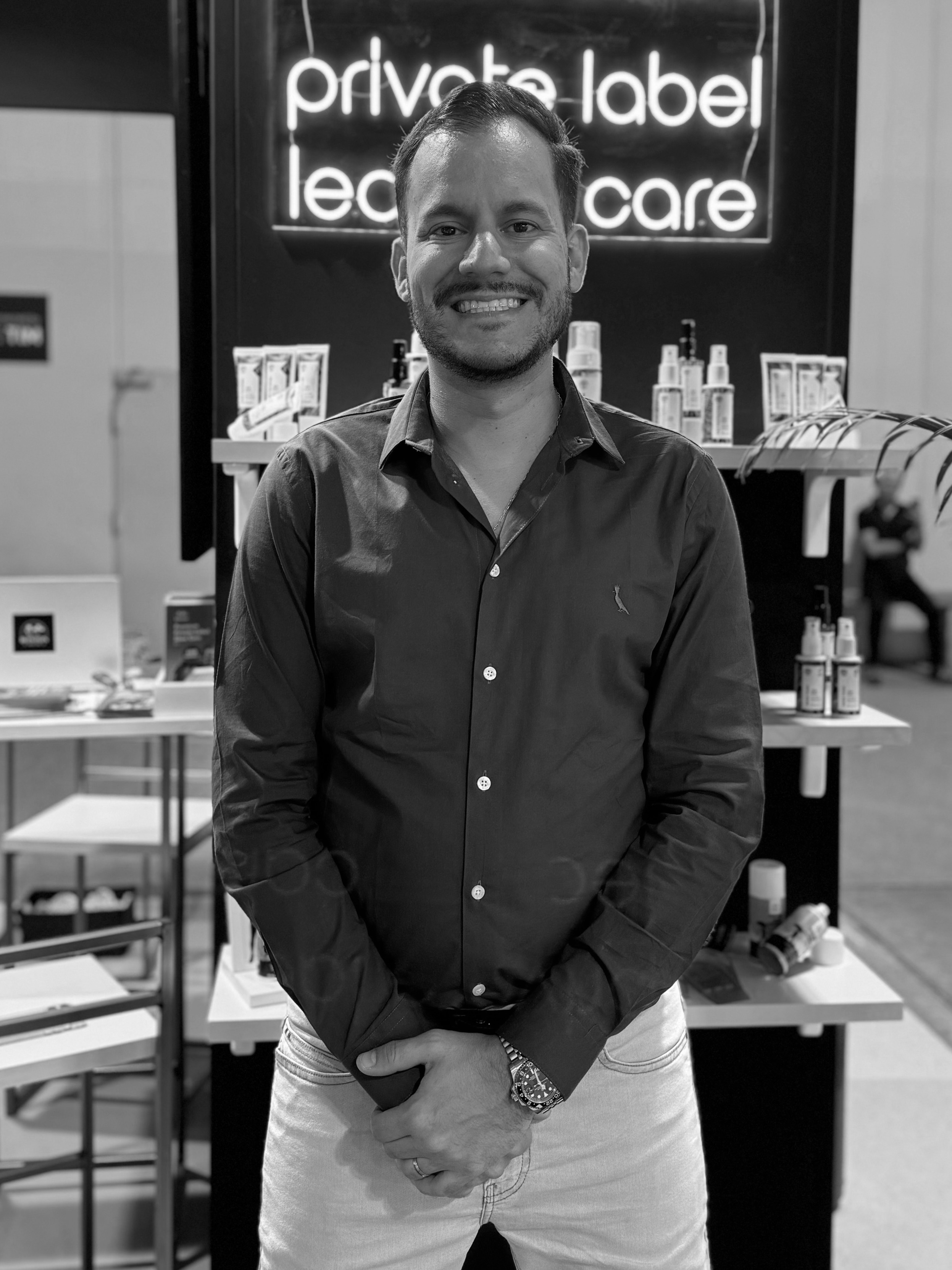 Gaston Marinho Weill em estande de feira internacional